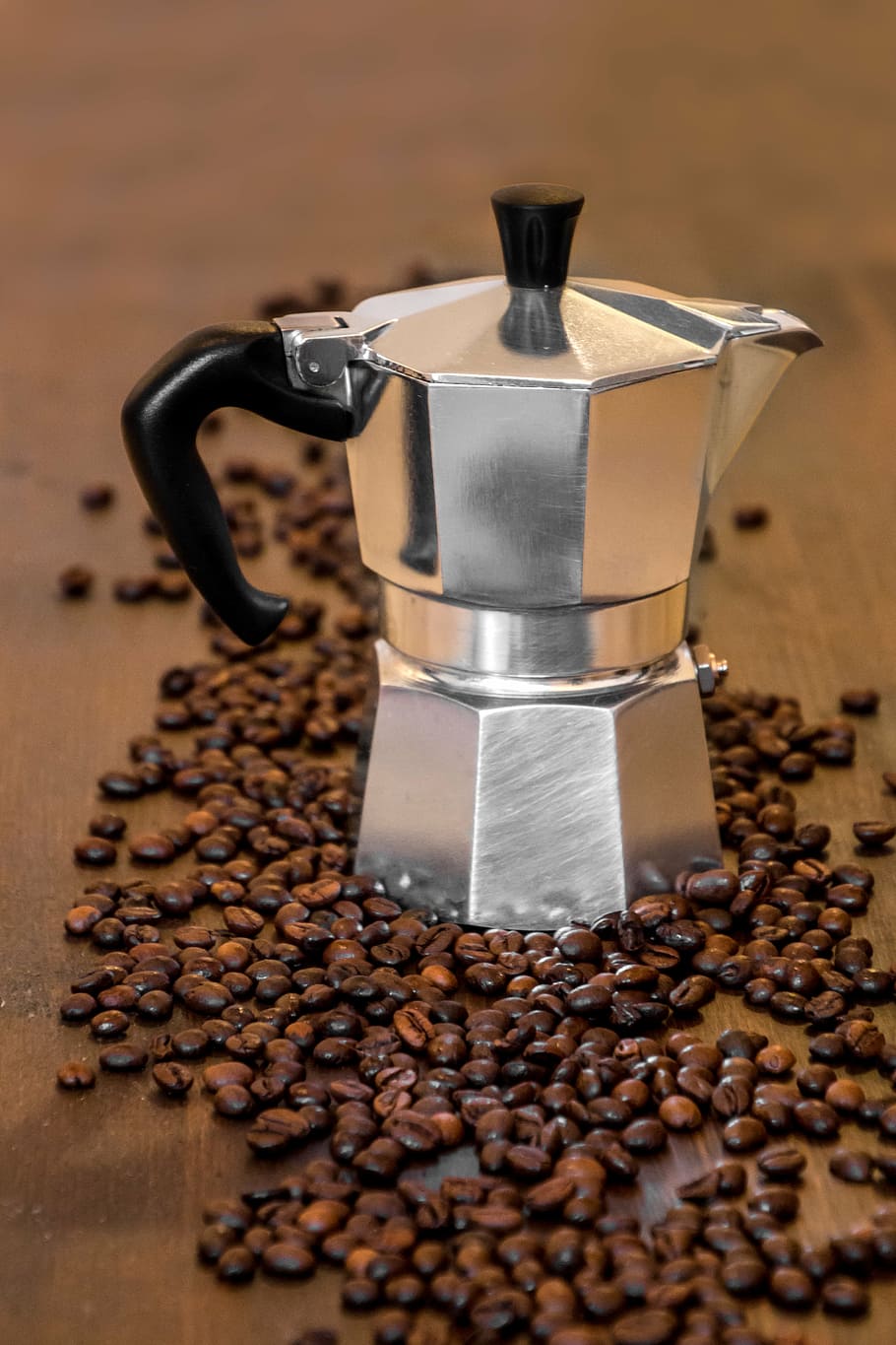 Primer plano, foto moka, granos de café, café, madera, superficie, té, cafetera vieja, cafetera italiana antigua, hacer café