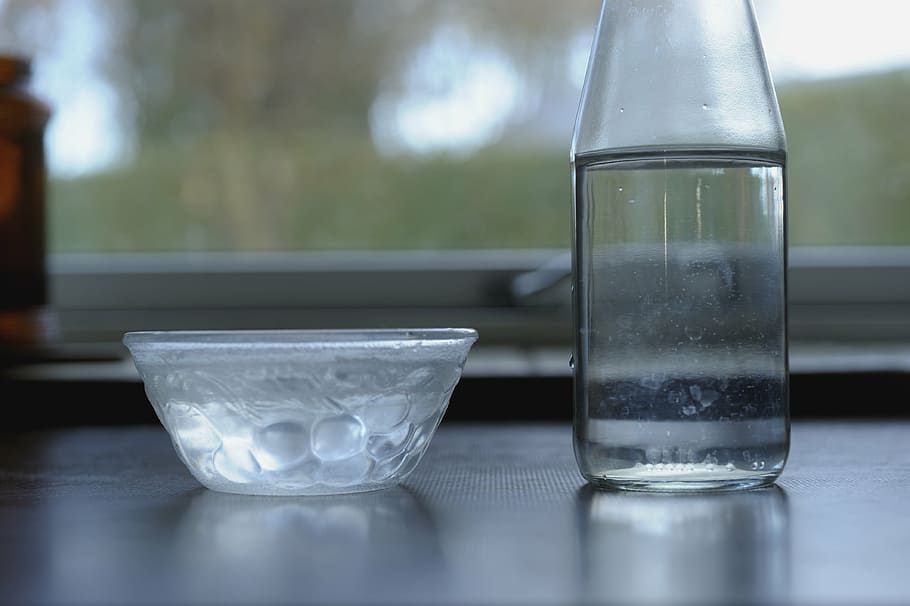 agua, compartir, soltar, tazón y botella, agua sobre la mesa, agua potable, comida y bebida, enfoque en primer plano, primer plano, transparente