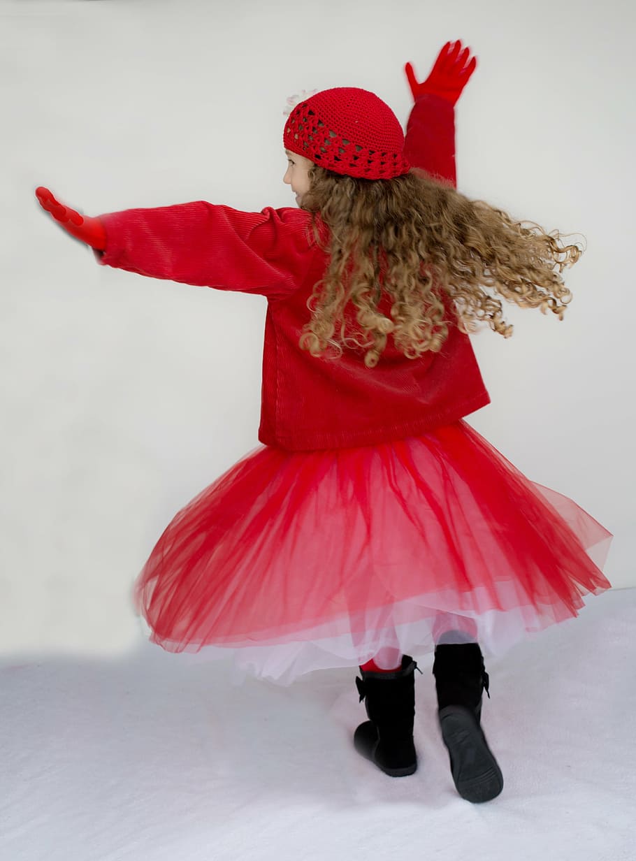 menina, vermelho, casaco, saia tutu, chapéu, dançando, girando, feliz, alegria, tutu vermelho