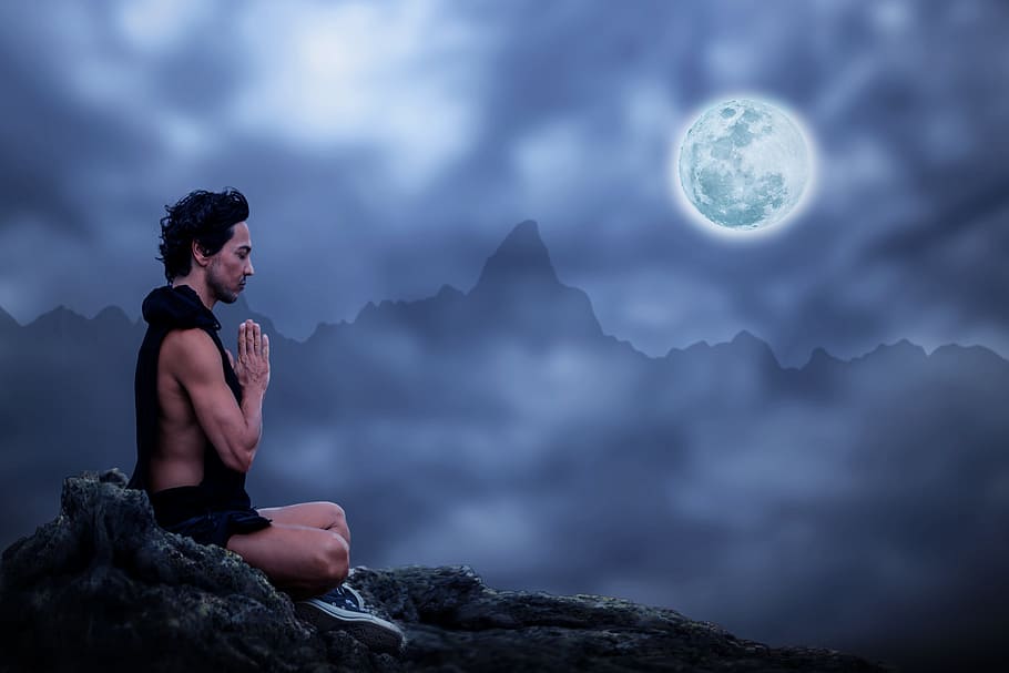 hombre, sentado, montaña, meditando, meditación, meditar, descanso, yoga, luz de la luna, luna