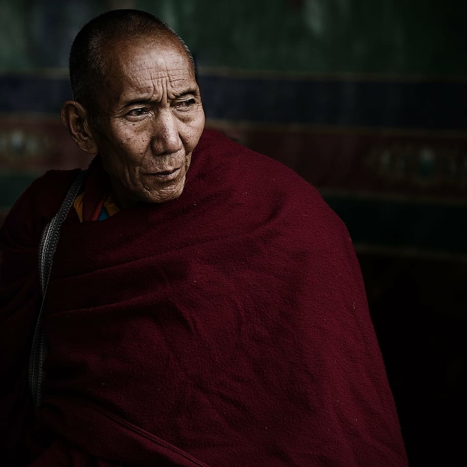 abrigo rojo para hombres, lama, tibet, vicisitudes, viejo monje, china, solo un hombre, adulto maduro, solo adultos, adulto mayor