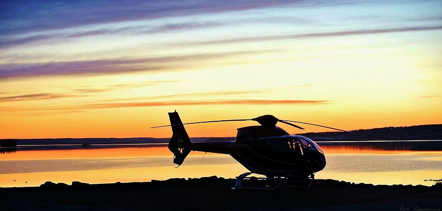 silueta de helicóptero, crepúsculo, helicóptero, himmel, puesta de sol, cielo, silueta, agua, una persona, naturaleza