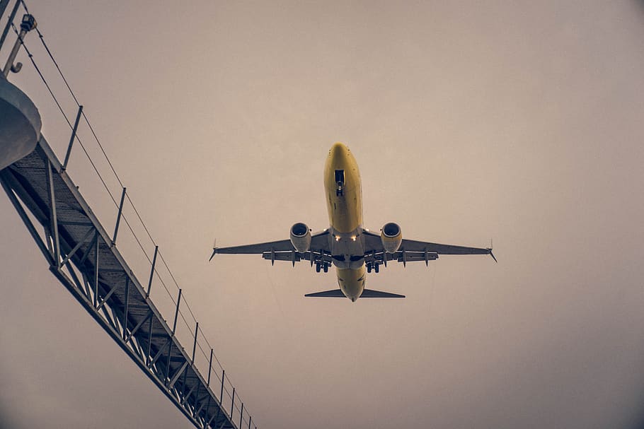 pesawat, terbang, overhead, berawan, langit, penerbangan, transportasi, kuning, pembawa, penumpang