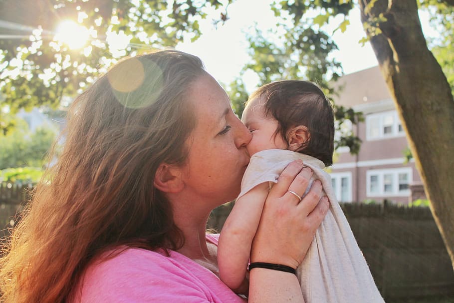 mujer besando a bebé, familia, personas, padres, madre, mamá, bebé, niño, luz solar, sol