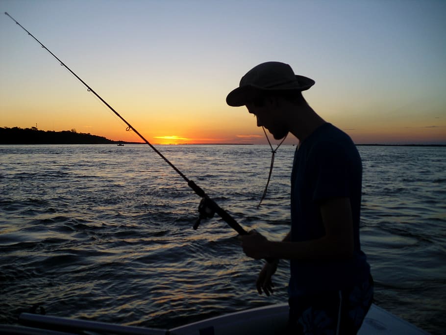 silueta, hombre, tenencia, caña de pescar, mar, resplandor crepuscular, luz de fondo, puesta de sol, pescado, crepúsculo