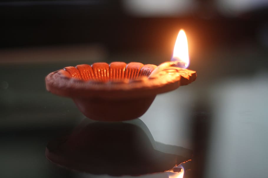 горит, свеча, коричневый, держатель, фестиваль Дивали, лампа Дивали, поздравления Дивали, дия, Счастливого Дивали, крекеры Дивали