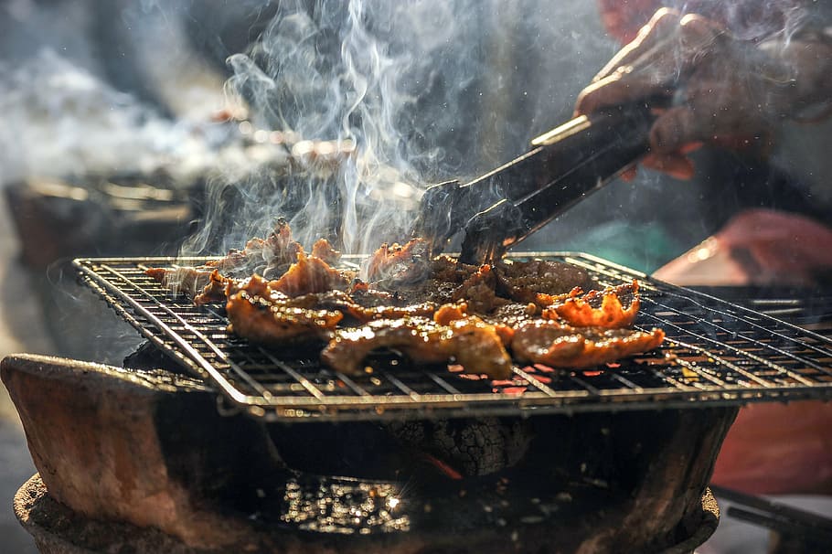 seletiva, fotografia de foco, pessoa grelhando carne, fumaça, churrasco, grelha, grelhado, carne, comida, carne de porco
