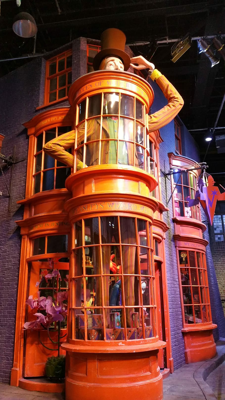 Harry Potter, Warner Bros, Studio, warner studio, harry potter studio, diagon alley, weasleys' wizard wheezes, weasley, weasleys' shop, cultures