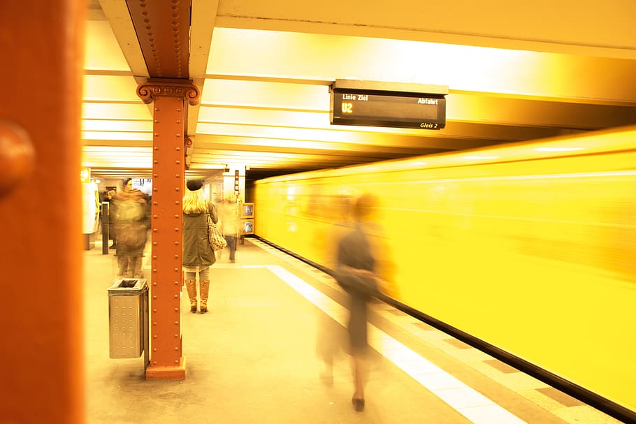 Metro, ferrocarril, estación de tren, Berlín, plataforma, estación de metro, personas, transporte, movimiento borroso, interiores