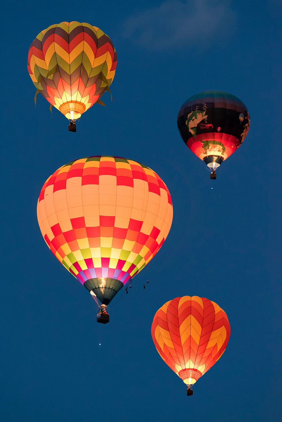 quatro, multicolorido, quente, balões de ar, voador, céu, preto, vermelho, laranja, ar