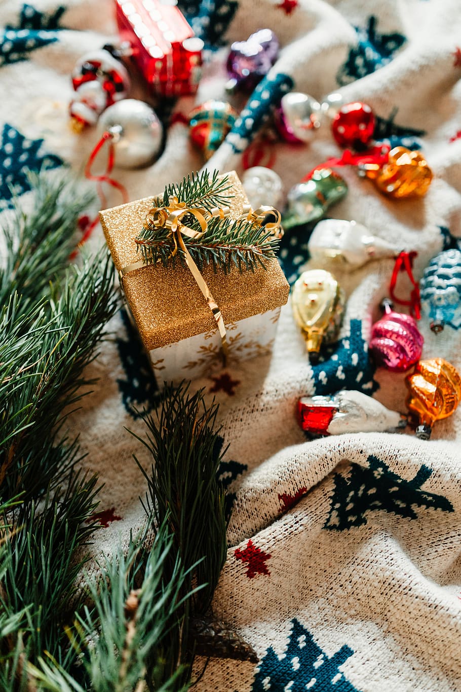 hadiah Natal, xmas, hadiah, menyajikan, bola pohon, bola Natal, dekorasi, dekorasi Natal, musim dingin, Desember