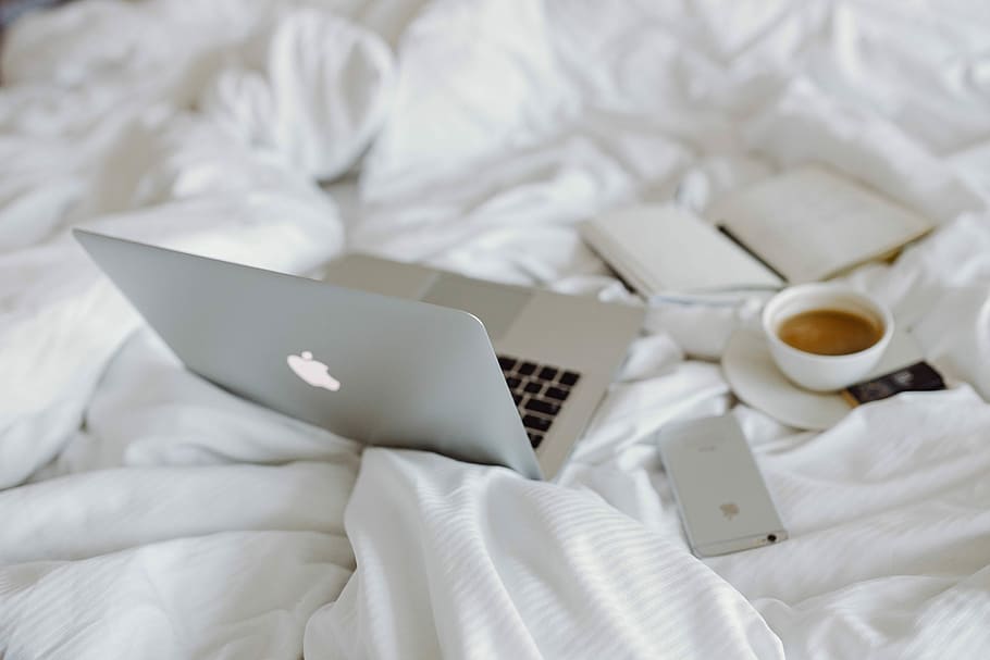 bekerja, laptop, menikmati, sarapan kopi, cokelat, tempat tidur, Wanita, sarapan, kopi, di tempat tidur