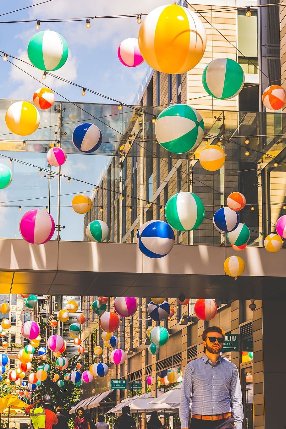 globos, ciudad, centro de la ciudad, celebración, calle, verano, personas, viajar, cielo, estilo de vida