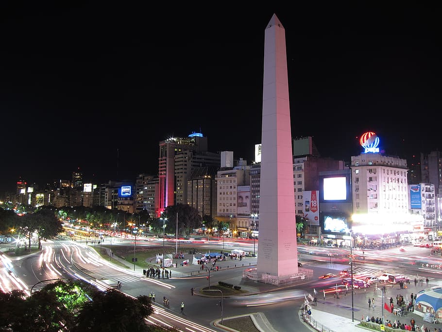 白いコンクリートの記念碑, ブエノスアイレス, アルゼンチン, オベリスク, 都市, 首都, 通り, 記念碑, 交通, ライト