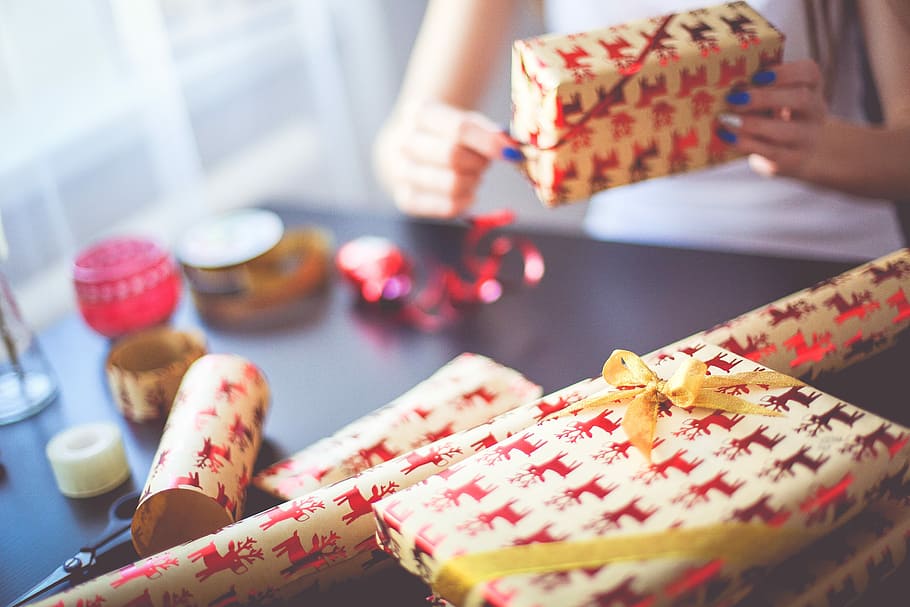 christmas gift wrapping, Christmas Gift, Gift Wrapping, christmas, christmas decoration, christmas gifts, gifts, girl, top, wrapping