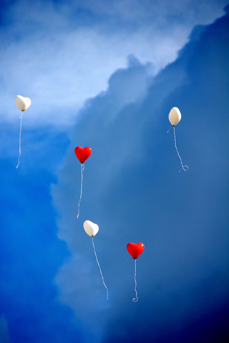 dos, rojo, tres, blanco, globos de corazón, cielo, globo, corazón, amor, romance