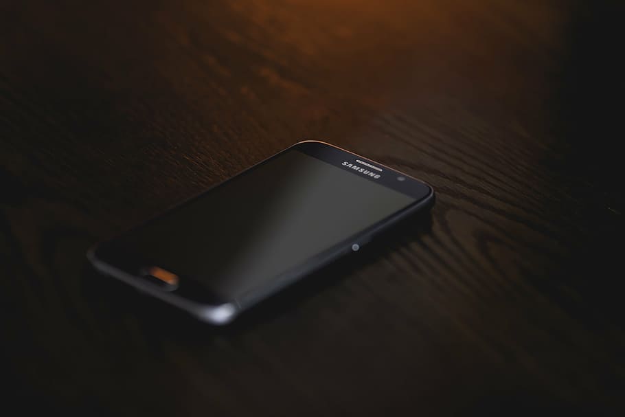black, samsung smartphone, wooden, surface, smartphone, dark, technology, galaxy, grain, phone