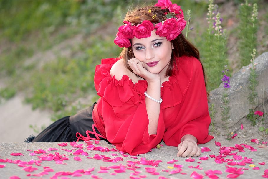 mujer, vistiendo, rojo, camisa de un solo hombro, rosa, artificial, tocado, niña, flores, corona