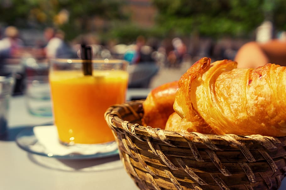 canasta, horneado, pan, claro, vaso para beber, desayuno, cruasanes, jugo de naranja, vidrio, mesa