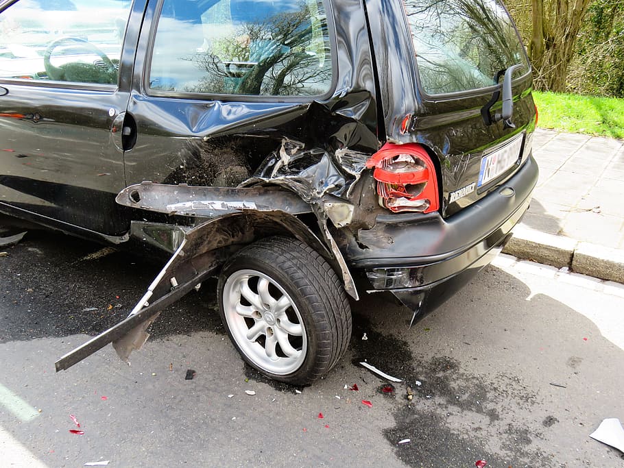 hatchback negro de 5 puertas, accidente, auto, daños, vehículo, roto, daño total, accidente de tráfico, policía, accidente de vehículo