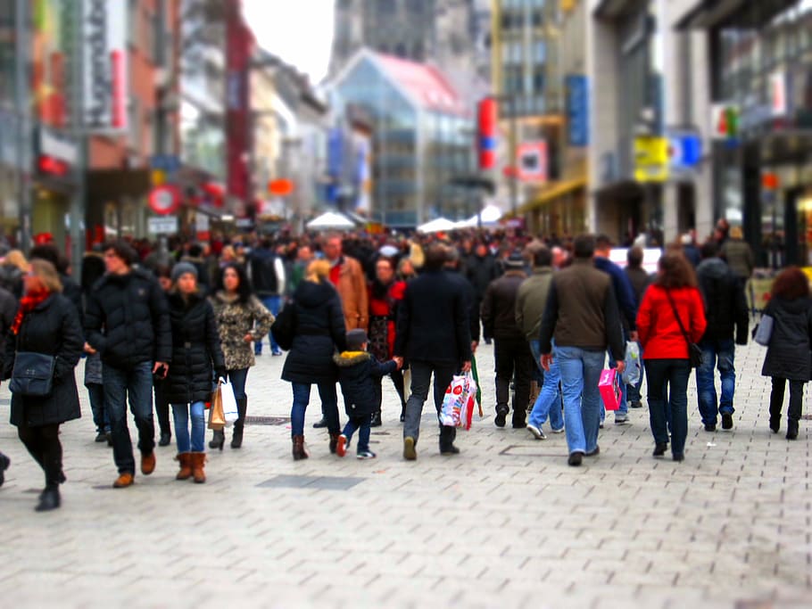 grupo, pessoas, andando, rua, efeito bokeh, compras, rua comercial, briga, zona pedonal, época de natal