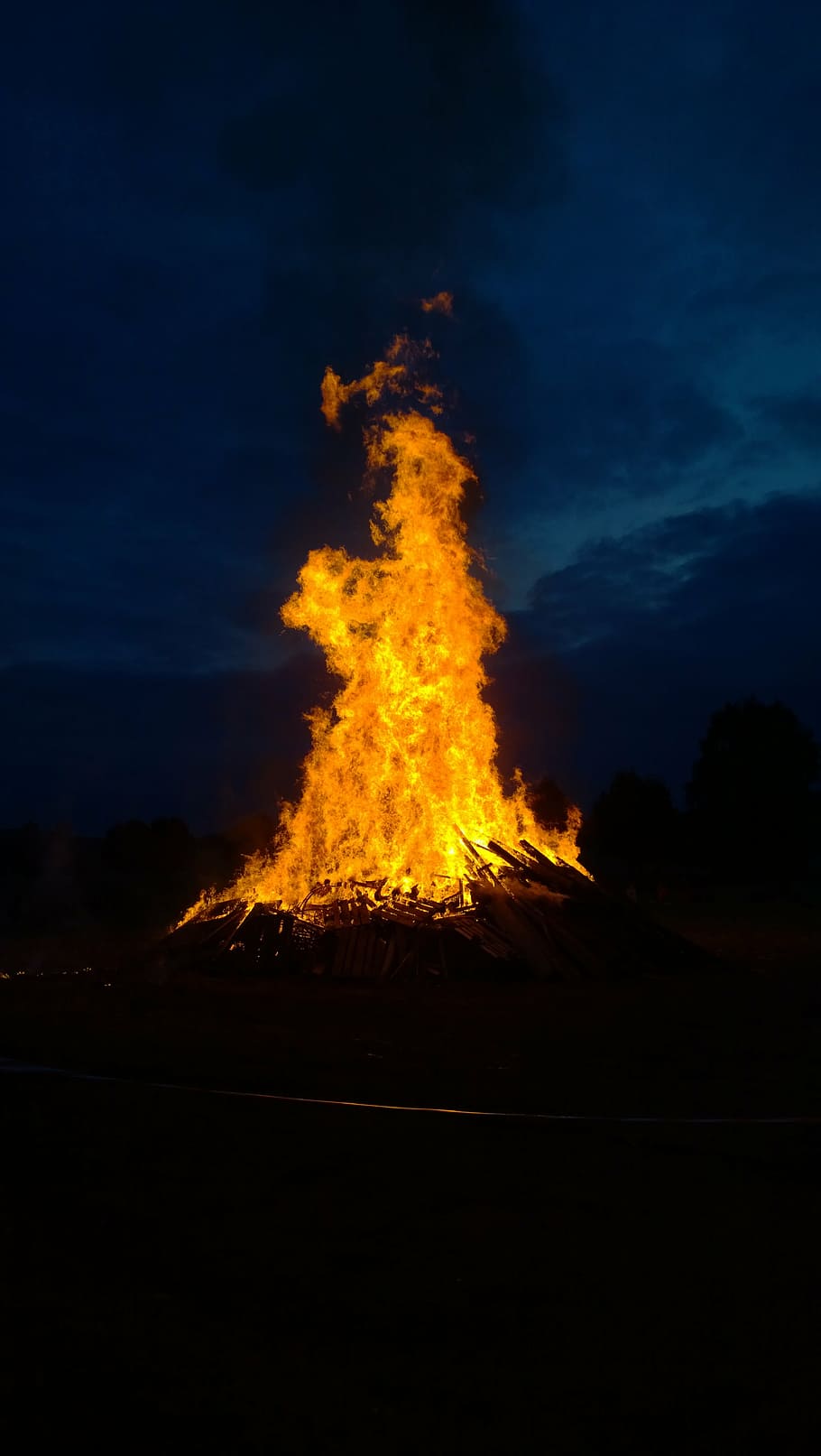 fuego, pleno verano, llama, madera, oscuro, noche, solsticio, caliente, resplandor, humo