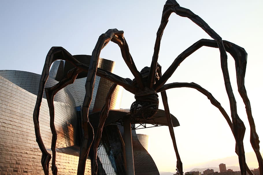 marrón, estatua de araña, al lado, gris, edificio, durante el día, bilbao, guggenheim, araña gigante, escultura