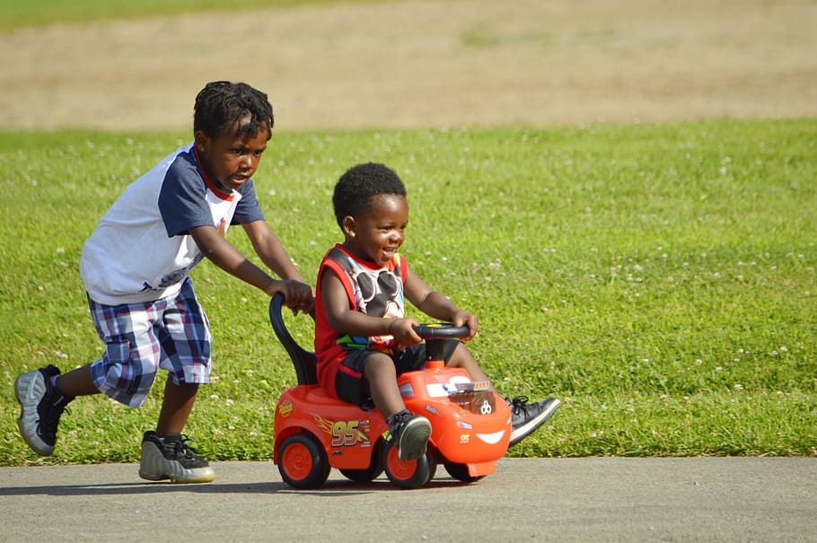 niños afroamericanos, atlético, marrón, de piel marrón, central park, niños, juguetes para niños, conducir, rápido, diversión