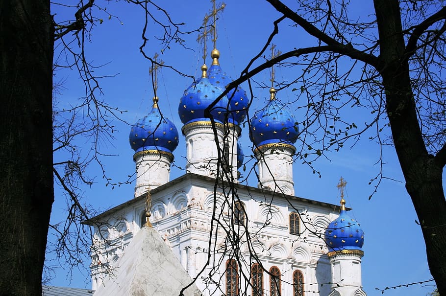 교회, 건축물, 흰 벽, 6 개의 흰색 탑, 밝은 푸른 돔, 건물, 양파 돔, 황금 십자가와 별, 장식적인, 종교