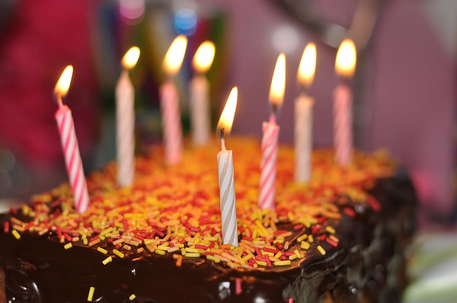 fotografia de close-up, bolo de aniversário de chocolate, velas, topo, bolo, nascimento, bolo de aniversário, aniversário, feliz, sobremesa