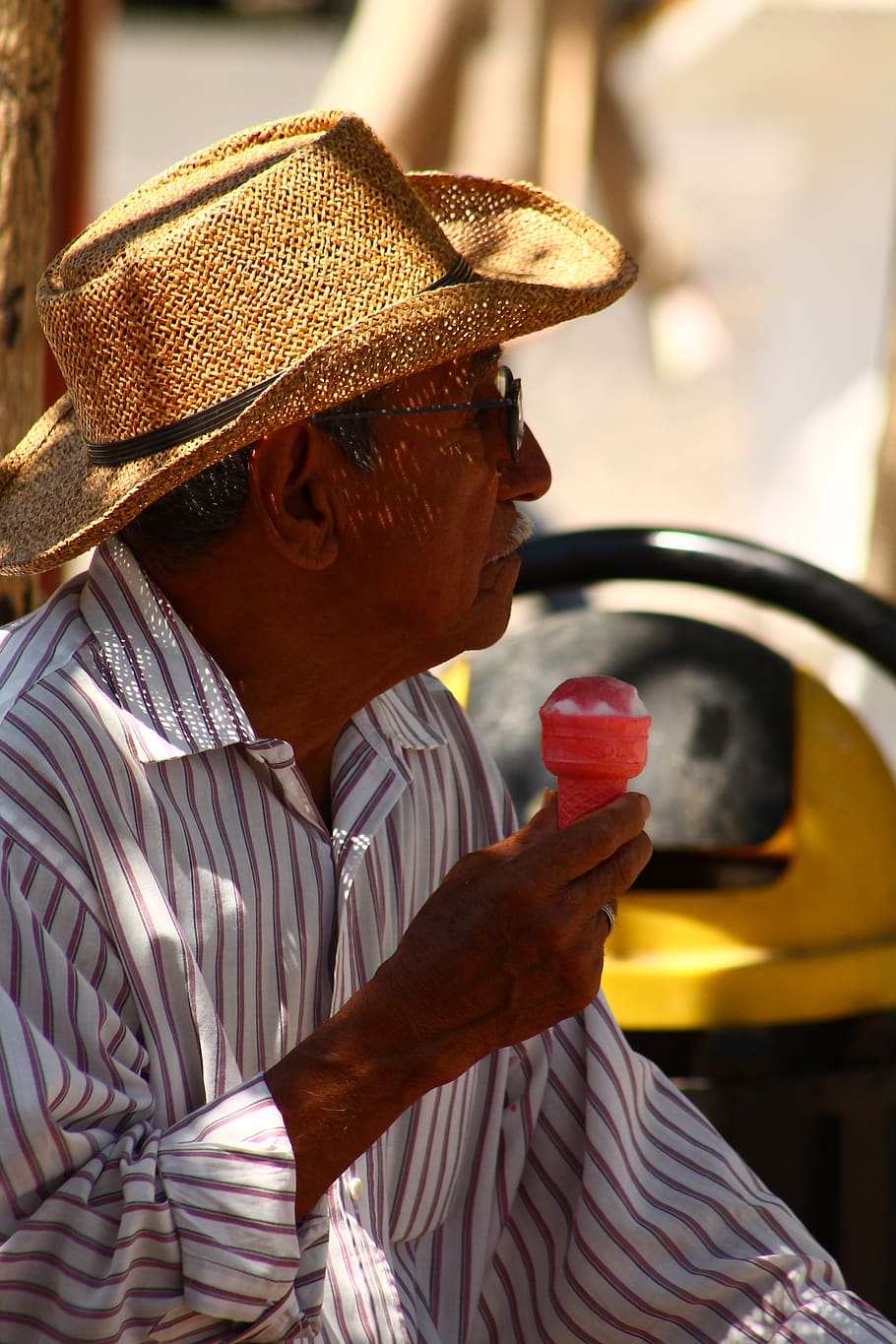 man, sorbet, life, hat, real people, one person, clothing, holding, focus on foreground, lifestyles