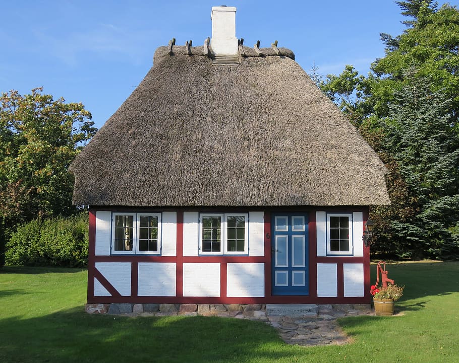 Edifício, Dinamarca, Small, Fachwerkhaus, pequeno fachwerkhaus, com telhado de colmo, recentemente restaurado, em área ajardinada, perto do mar Báltico, é usado como casa de férias