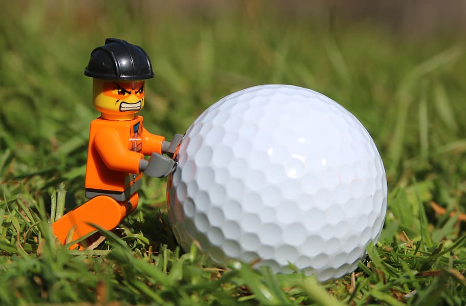 naranja, minifig, empujando, pelota de golf, verde, hierba, golf, enojado, divertido, hombre de juguete