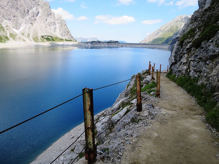 Горное водохранилище. Горные водохранилища. Водохранилище в горах. Пешеходная тропа к плотине Биг-Брук.