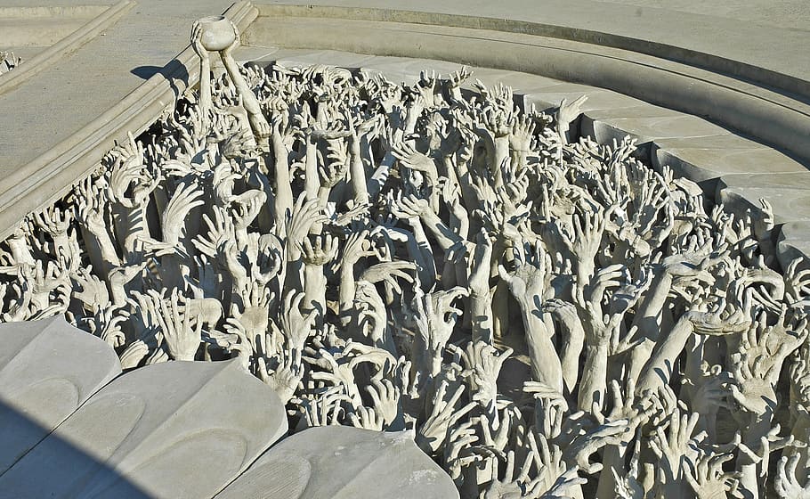 estructura de la mano de la persona, Manos, Obra de arte, manos luchando, suplicando, desde el subsuelo, templo blanco, Chiang Rai, Tailandia, complejo del templo