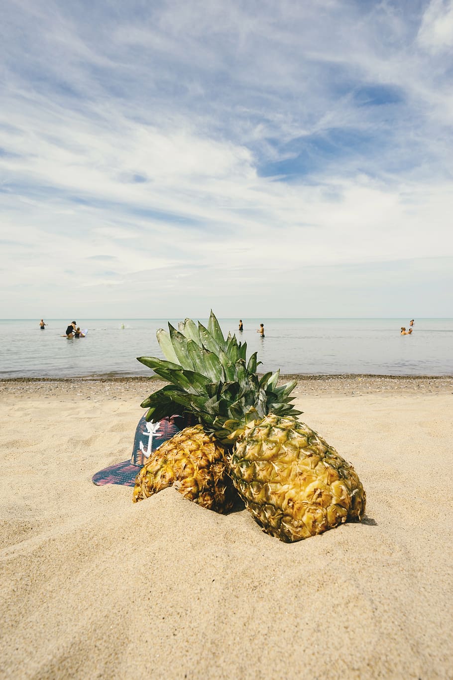 dois, frutos de abacaxi, frente, beira mar, abacaxi, areia, praia, verão, vibrações de verão, fruta