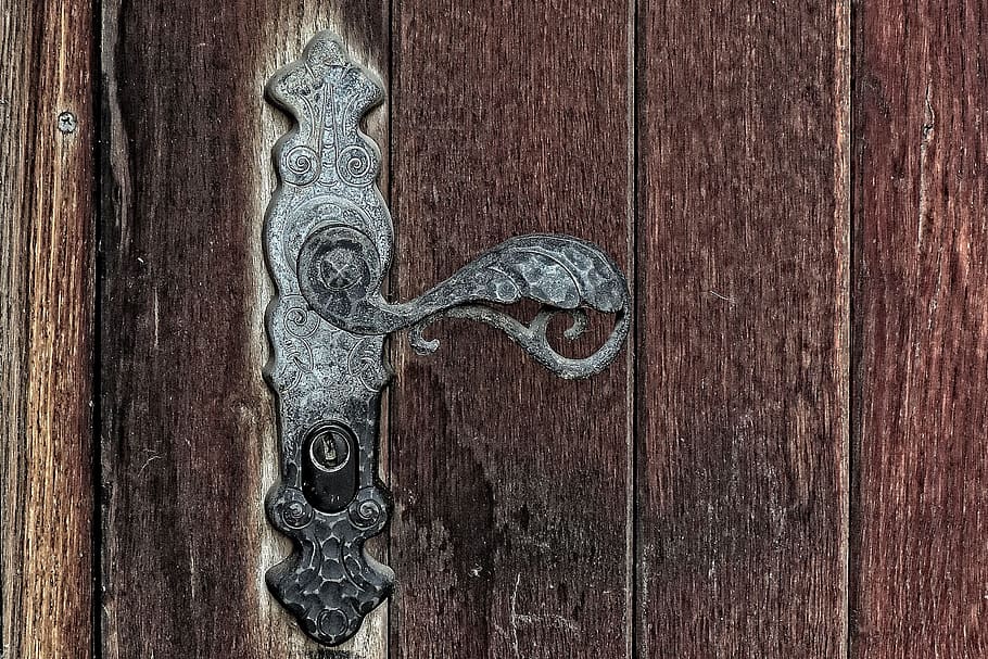 De madera, puerta, manija de la puerta, puerta de madera, cerradura de la puerta, entrada de la casa, antigua, puerta vieja, rústico, hierro forjado