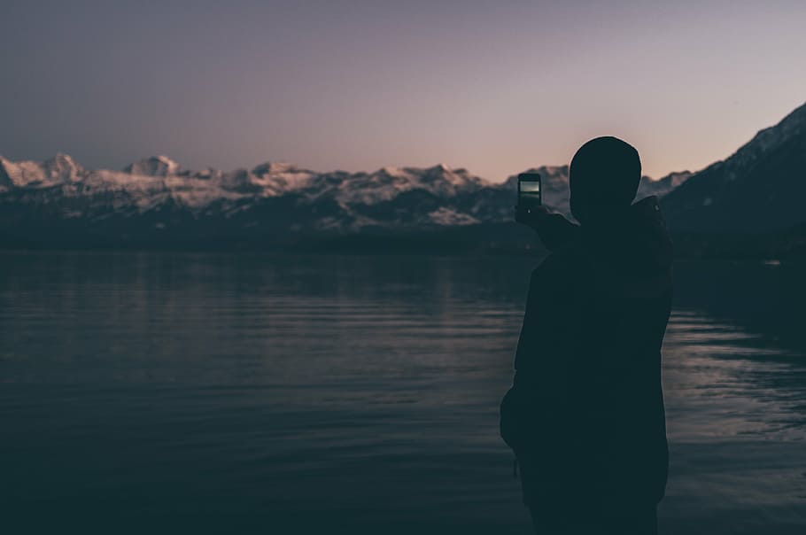 pessoa, em pé, ao lado de, corpo, agua, Alpes da montanha, exploração, Smartphone, Sombrio, pessoas