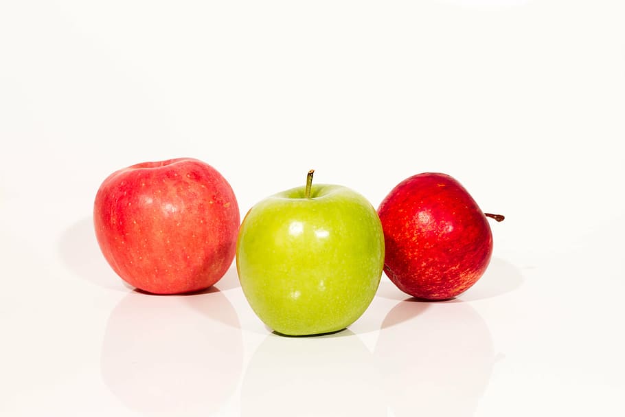 dois, vermelho, um, verde, maçãs, branco, superfície, fruta, maçã, maçã - fruta