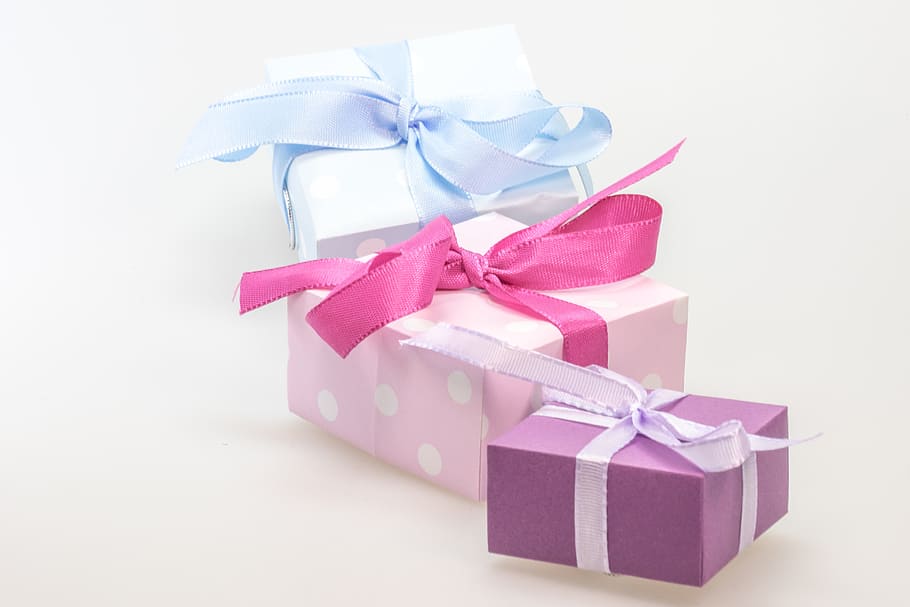 tres, cajas de regalo de colores variados, regalo, hecho, sorpresa, lazo, navidad, festival, decoración navideña, empaque