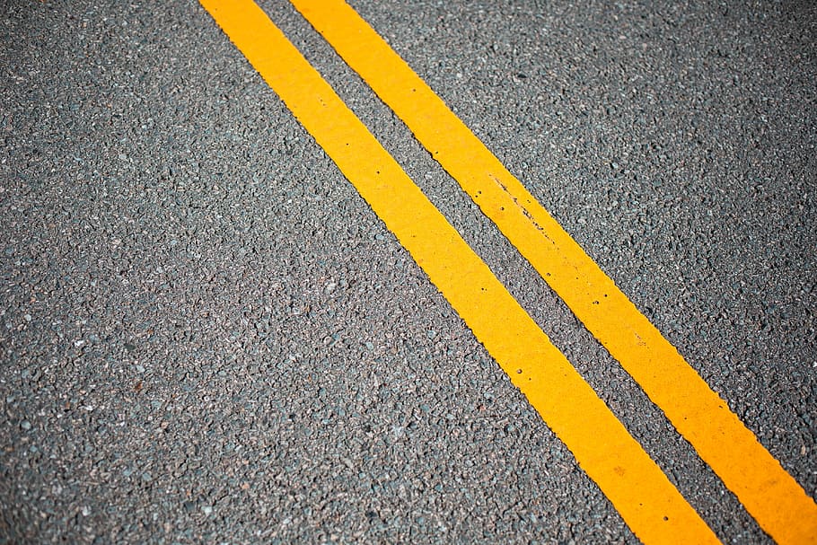 carretera de asfalto, líneas de carretera, asfalto, carretera, amarillo, líneas, líneas dobles, marcado, carreteras, espacio para texto
