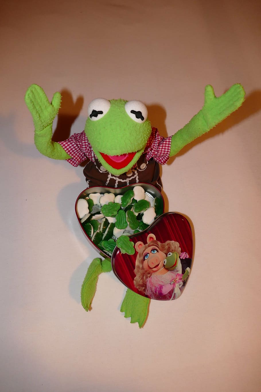 kermit, frog, look forward, gummibärchen, rubber frogs, box, heart, heart shaped, miss piggy, friends