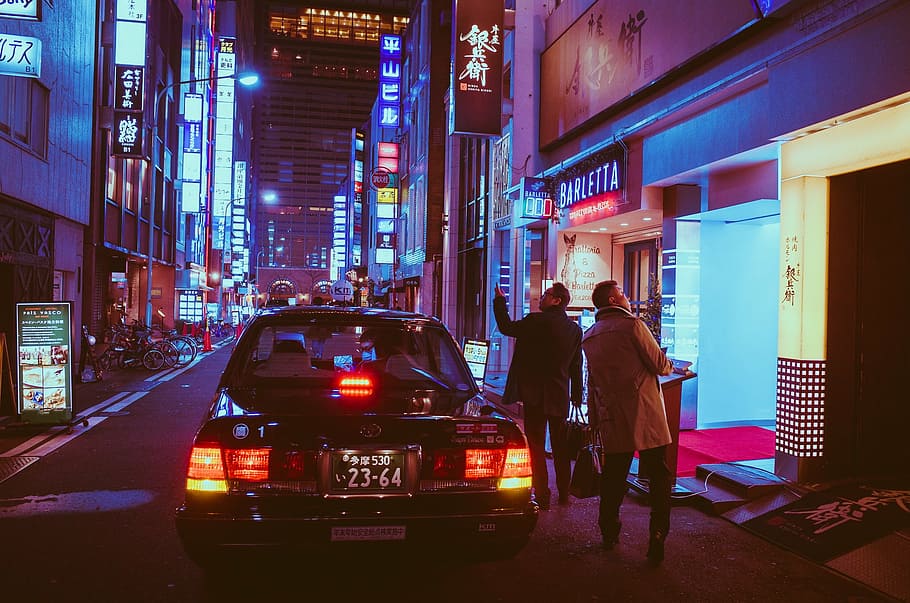 Dos, hombre, al lado, coche, mirando fijamente, edificio, noche, Japón, Osaka, Asia