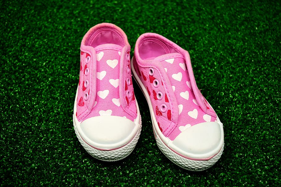 pasangan, pink-dan-putih, datar, sepatu, hijau, rumput, sepatu anak-anak, lucu, sepatu olahraga, sepatu kets