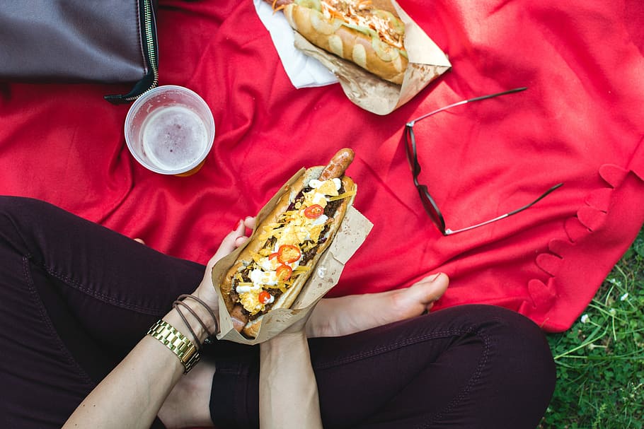 picnic de hot dog, hot dog, picnic, manos, carne, rojo, verano, vista superior, alimentos, al aire libre