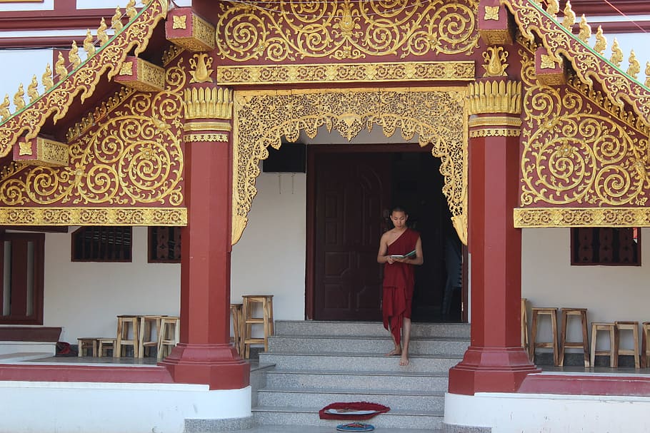 Hombre, vistiendo, rojo, tradicional, vestido, de pie, escalera, Tailandia, Templo, tailandés