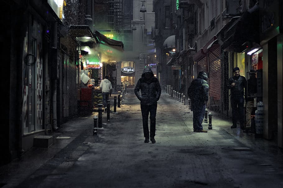 manusia, hitam, hoodie, berjalan, di samping, beton, bangunan, malam hari, sendirian, malam