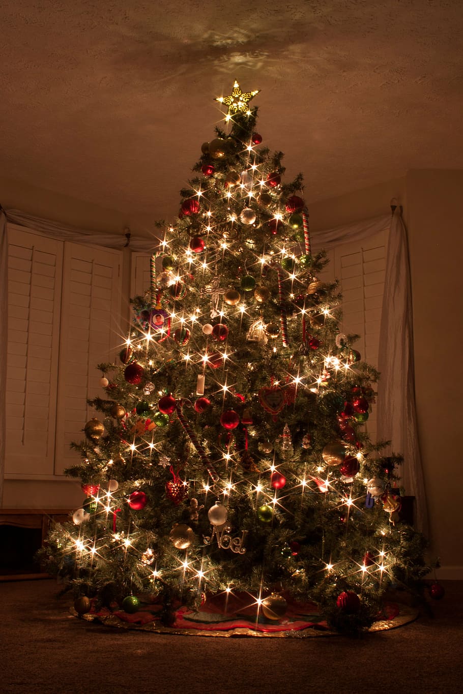 green, christmas tree, turned, lights, christmas lights, star, evergreen, starburst, red green, seasonal