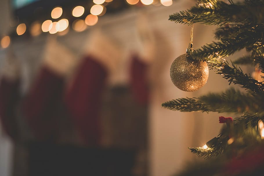 adorno de árbol de navidad de color dorado, colgado, selectivo, foco, foto, oro, reluciente, adorno de navidad, bola, decoración