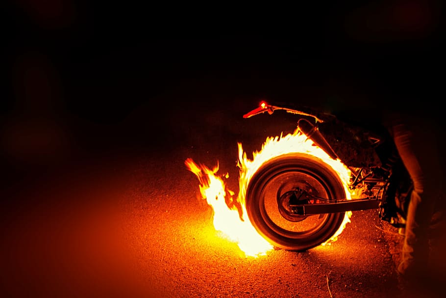 ban sepeda motor, api, pembakaran, pembakaran ban, sepeda motor, roda, kecepatan, transportasi, malam, panas - suhu